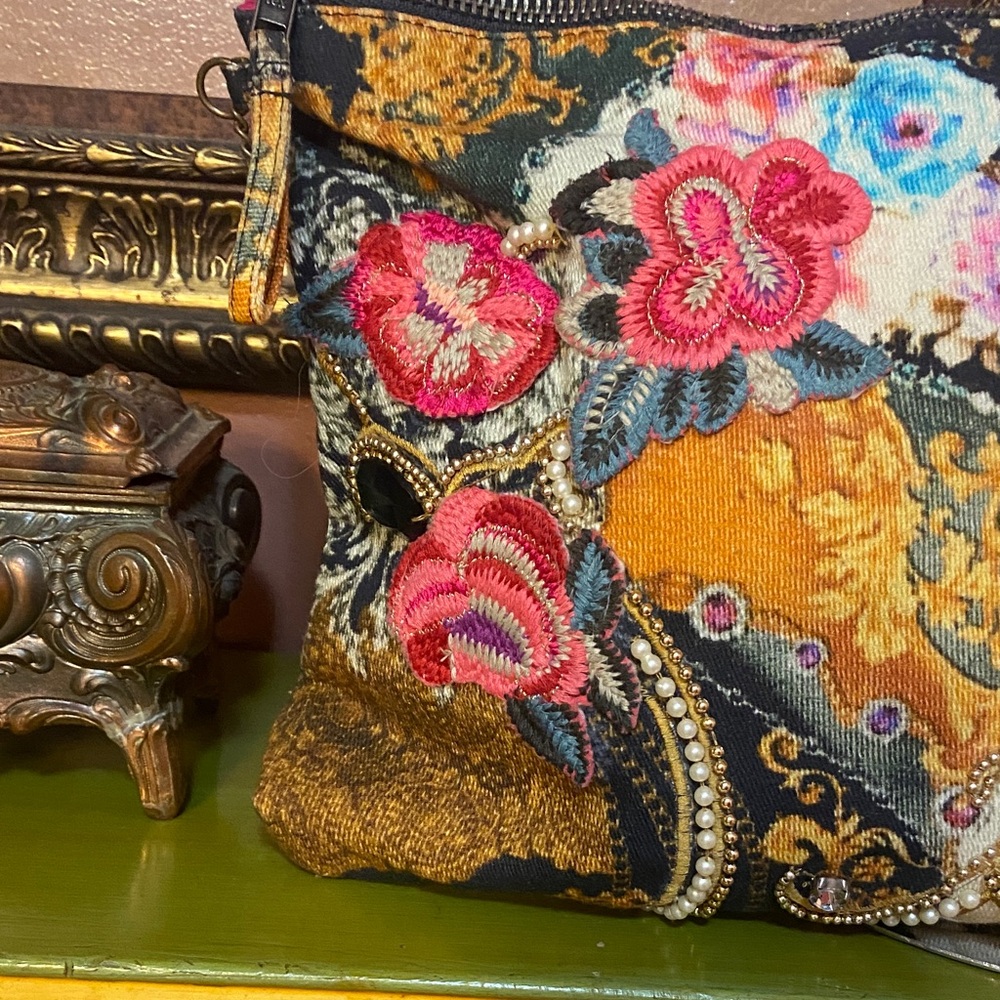 Floral Embroidered beaded Crossbody Bag - Picture 5 of 10